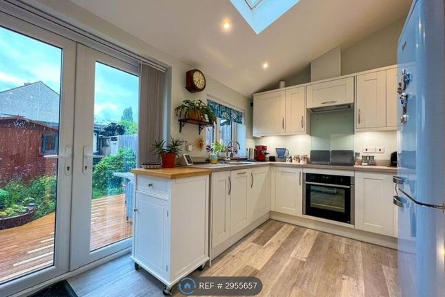 Eastcote Avenue, West Molesey photo 5