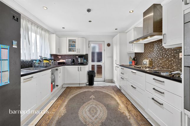 15, Farnham Close, London photo 2