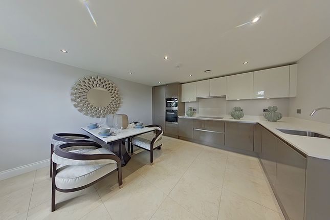 13, Lancaster House Marlborough Drive, Bushey photo 2