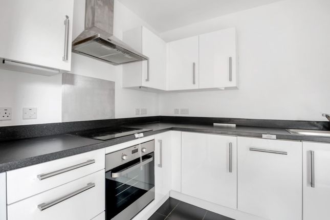 Flat 25, 2, Lake House, Green Lanes Walk, London photo 2