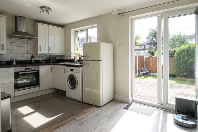 24a Hazel Tree Road, Watford photo 3