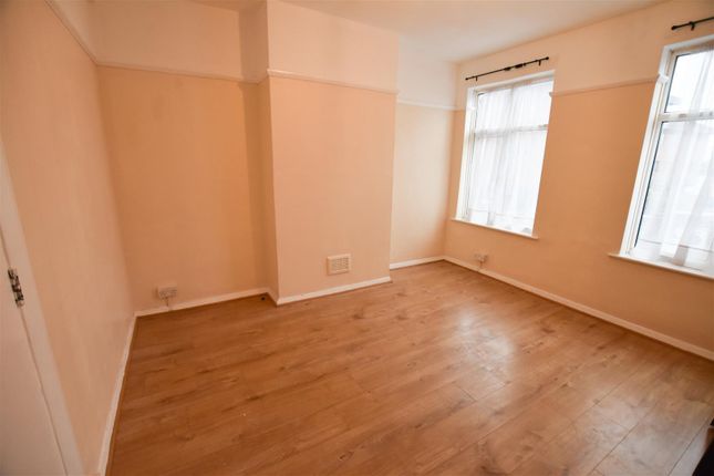 Flat to rent in Parkview, High Street, Yiewsley, West Drayton