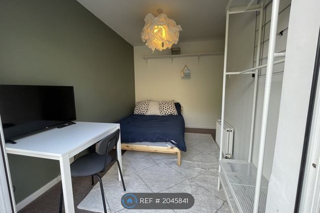 Room to rent in Fanshawe Court, Hertford