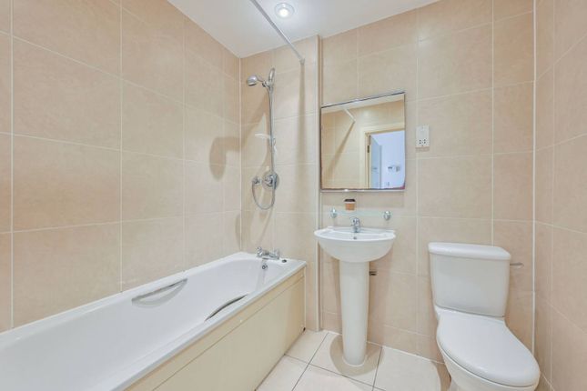 Flat for sale in Upper Tooting Road, Tooting Bec, London