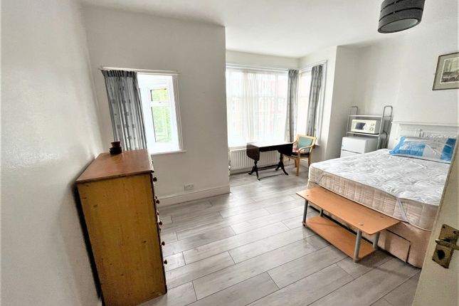 Room to rent in Cavendish Road, Colliers Wood, London
