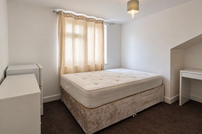 Room 8, 136, Glenny Road, Barking photo 2