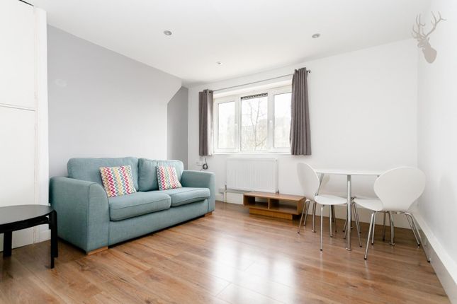 Flat to rent in Globe Road, London