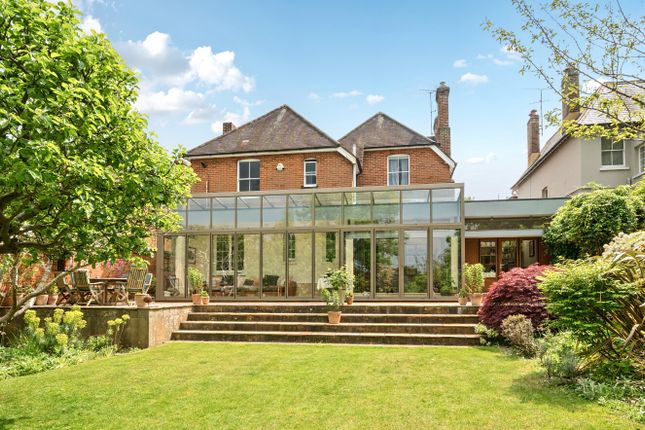 25, Harvey Road, Surrey photo 2
