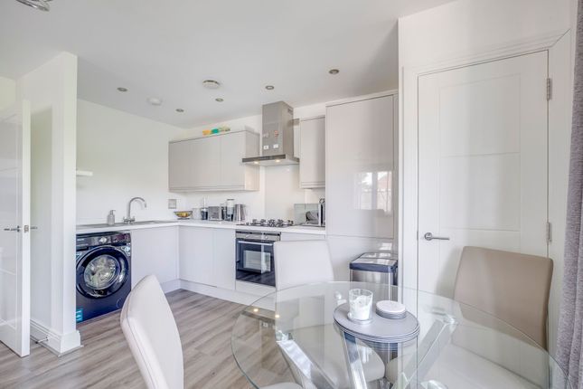 2 Queens Court, High Wycombe photo 3