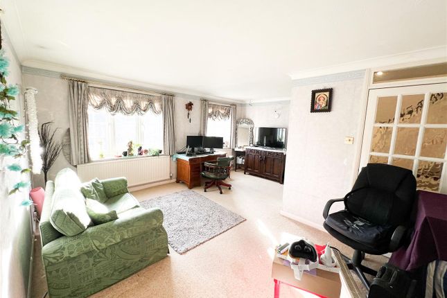 Town house to rent in Spindlewood Gardens, Croydon