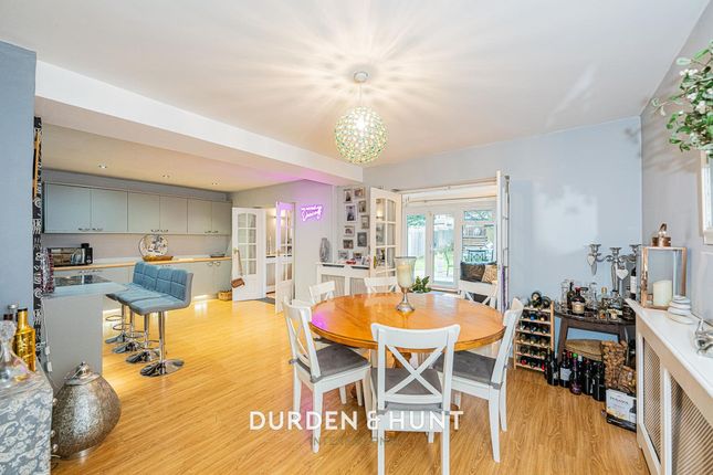 19 Coopers Close, Chigwell photo 2