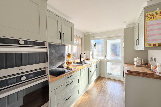 10, Macauley Close, Dukinfield photo 2