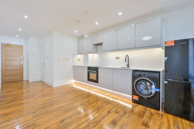 Studio flat on Coombe Road, Kingston Hill, £1,575/mo