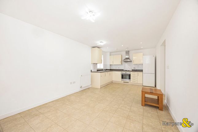 1 Wells View Drive, Bromley photo 3