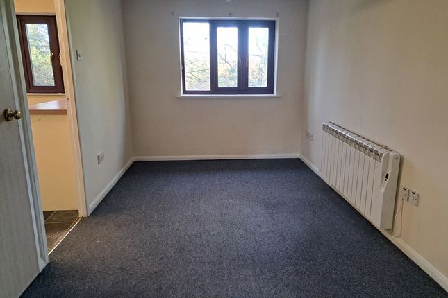 30, Woodland Park, Calne photo 2