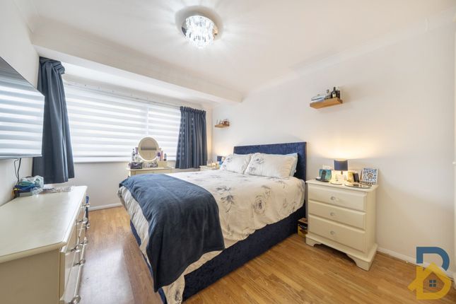 13 Carlton Close, Upminster photo 3