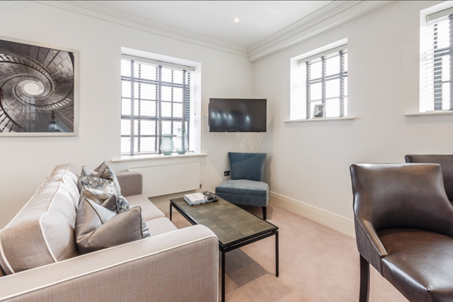 Flat to rent in Rainville Road, London