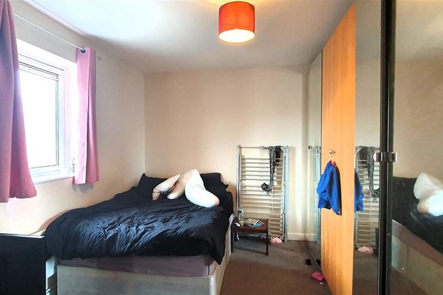 Flat for sale in Yeoman Drive, Staines