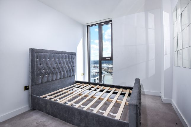 Flat to rent in The Waterman, Tidemill Square, Greenwich Peninsula