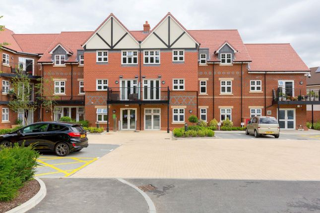Thumbnail Flat to rent in Rutherford House, Marple Lane, Chalfont St. Peter, Buckinghamshire