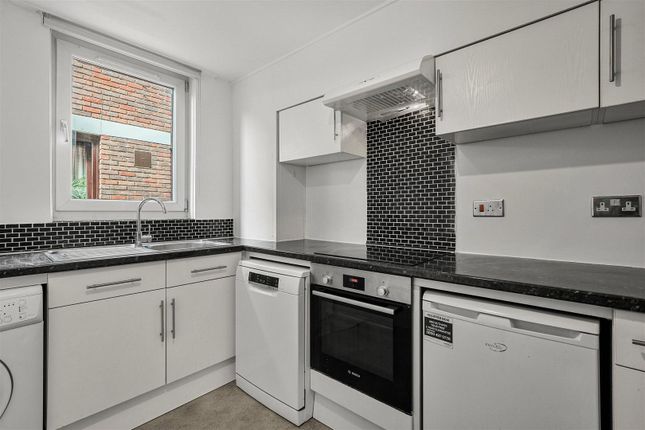 75, More Close, St Pauls Court, London photo 2