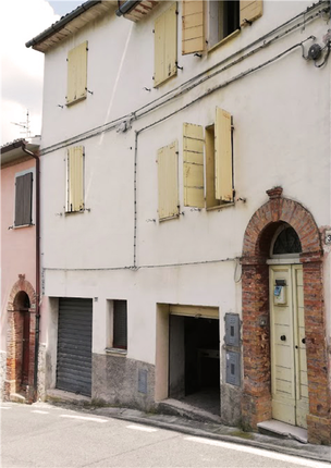 Town house for sale in Serrapetrona, Macerata, Le Marche, Italy