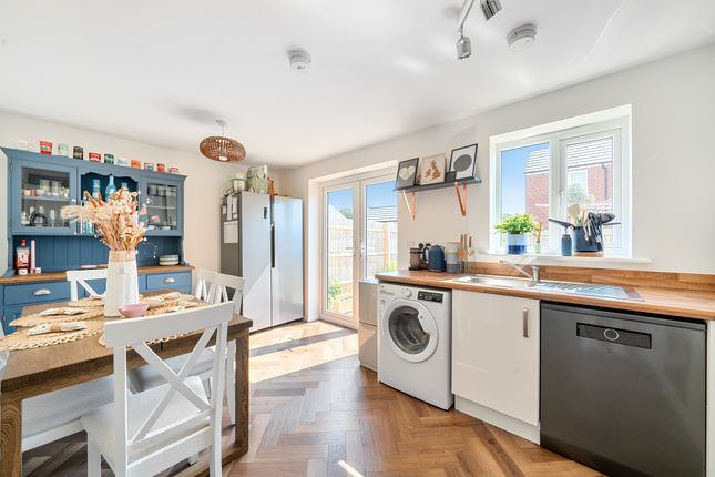 23, Brook Close, Lyneham photo 4