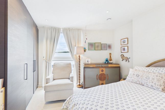 29 Titan Court 1, Flower Lane, London photo 3
