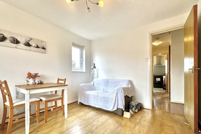 Flat for sale in Sterling Gardens, New Cross