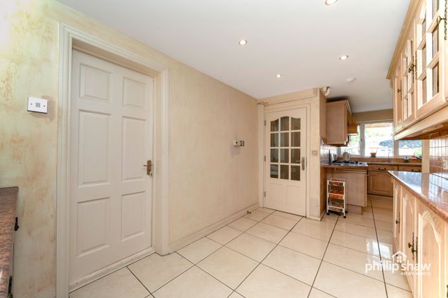 5 Redhill Drive, Edgware photo 3