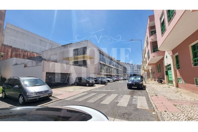 Thumbnail Property for sale in Avenida Do Parque, Rio De Mouro, Sintra