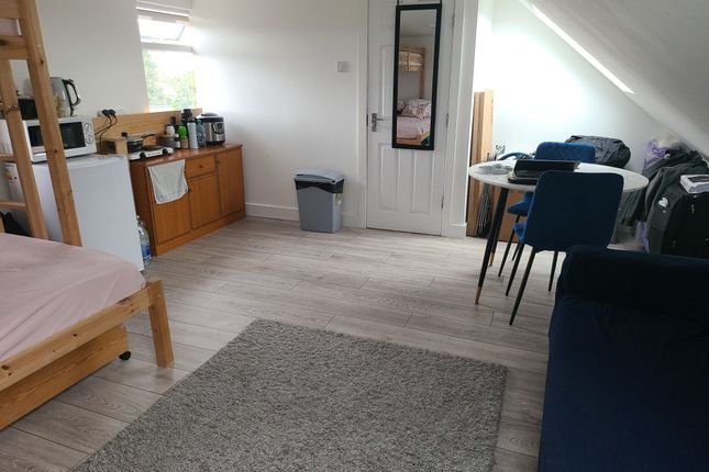 Room to rent in Hawthorne Avenue, Harrow