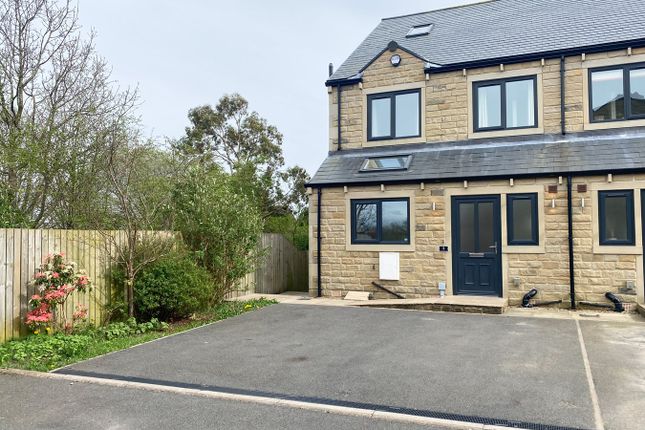 Town house to rent in Woodhead Court, Shepley, Huddersfield