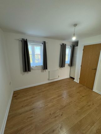 37, Craigen Gardens, Ilford photo 2