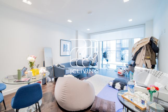 8 Casson Square, London  Se1