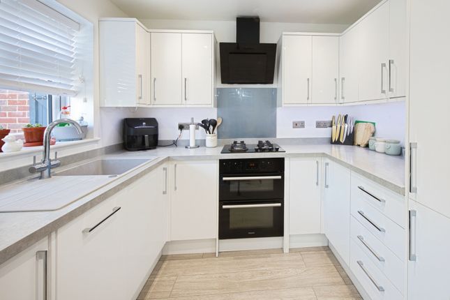 24, Bradley Close, Louth photo 2