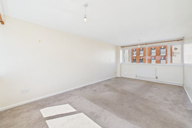 7, Queens Court, Tewkesbury photo 2