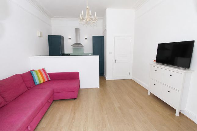 Flat 2, 29, Queens Road, Wallington photo 4
