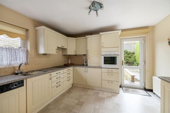 4, Harvestside, Horley photo 3