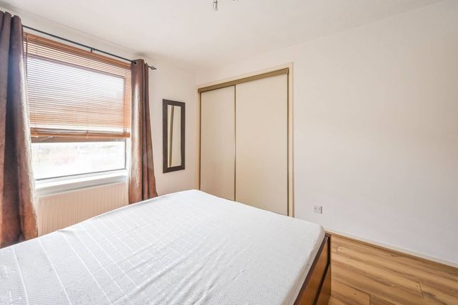 Flat to rent in Horseshoe Close, Isle Of Dogs, London