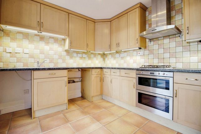 10 Lapwing Close, Swindon photo 4