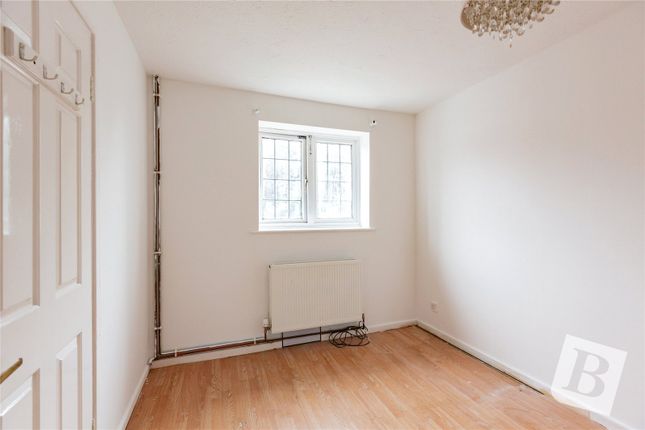 21, Holden Close, Dagenham photo 3