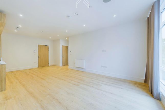 Thumbnail Flat to rent in Chalfont Park, Chalfont St. Peter, Gerrards Cross