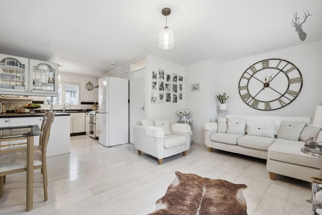 9 The Chestnuts Ongar Road, Romford photo 3