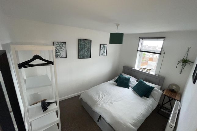 Flat to rent in South Road, Waterloo, Liverpool