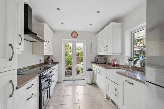 22 Walton Road, Bushey photo 3