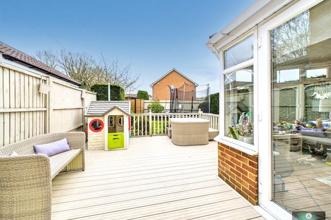 4, Mayes Close, Crawley photo 4