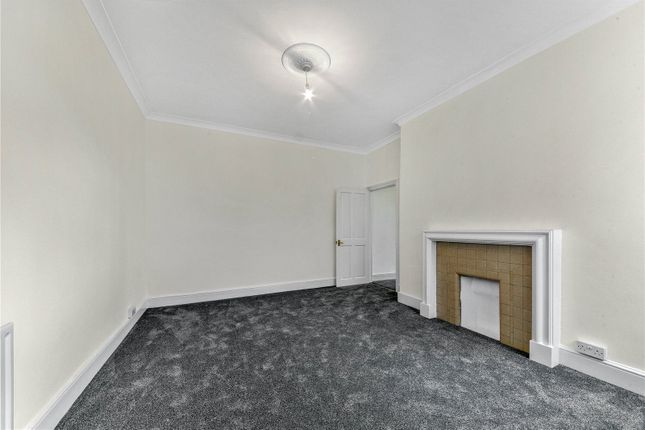 Flat to rent in Overstrand Mansions, Prince Of Wales Drive