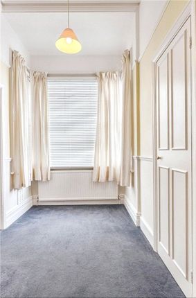 Flat 4, 14, Campden Road, Surrey photo 4