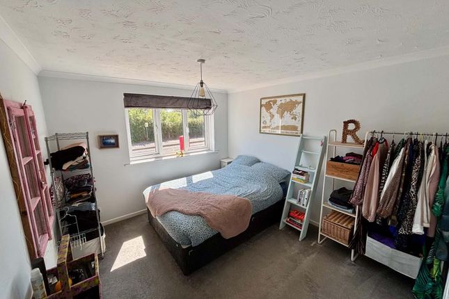 8, JUBILEE COURT, THATCHAM photo 3